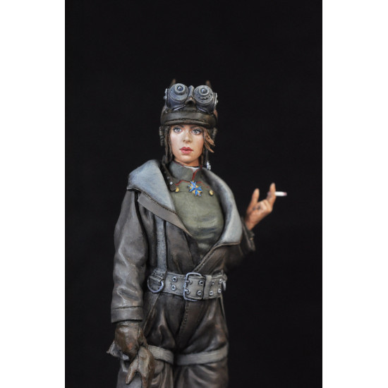 Aviattic Luft1601 1/16 1/16th scale Kati Otersdorf- Die Fledermaus - (smoking)