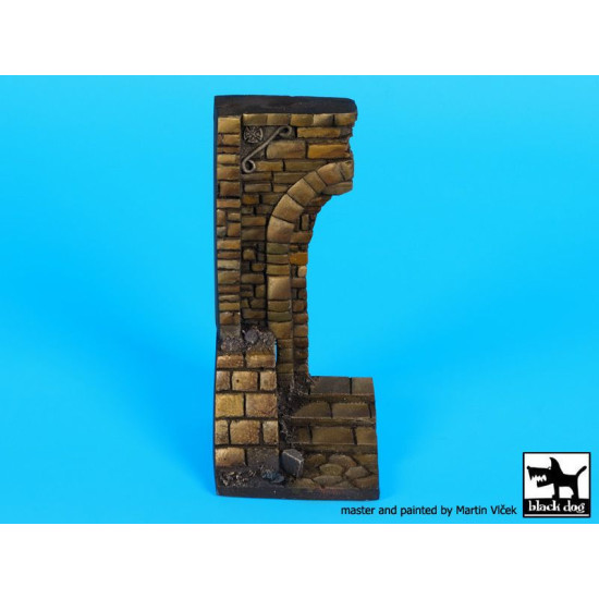 Black Dog D35072 1/35 Ruined entrance with stairs base