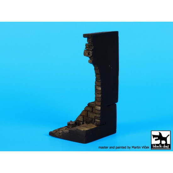 Black Dog D35072 1/35 Ruined entrance with stairs base