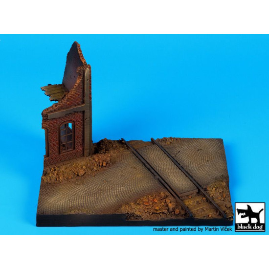 Black Dog D72018 1/72 Ruined house with railway crossing base