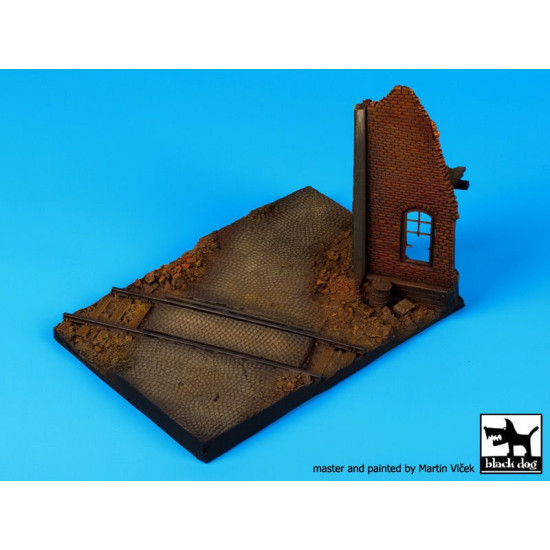 Black Dog D72018 1/72 Ruined house with railway crossing base