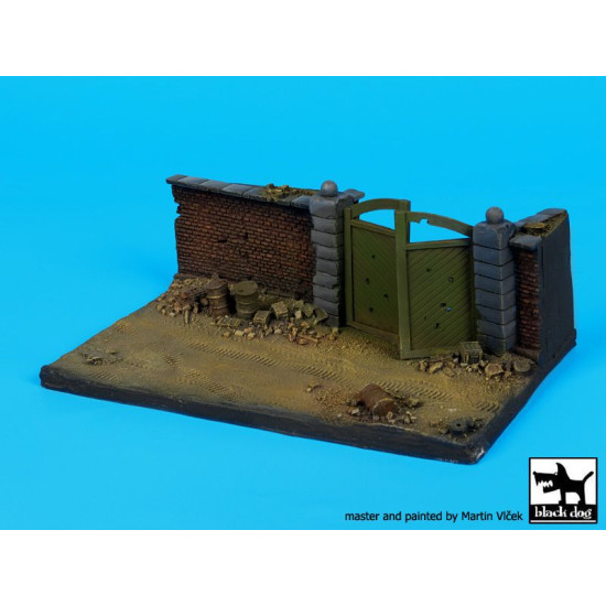 Black Dog D72024 1/72 Wall with gate base