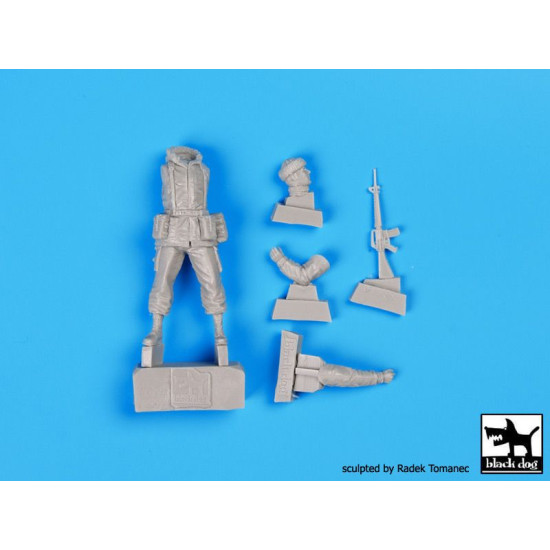 Black Dog F35087 1/35 British Marines plus Argentine soldier Black Dog F35087 1/35 British Marines plus Argentine soldier