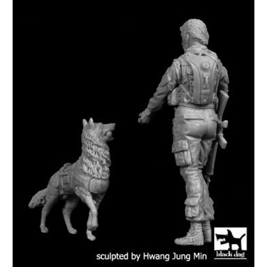 Black Dog F35132 1/35 US Woman soldier with dog