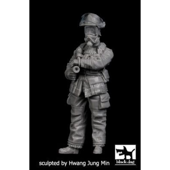 Black Dog F35150 1/35 Fireman #4