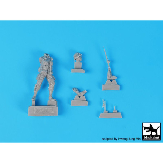 Black Dog F35230 1/35 US paratrooper after jump #2