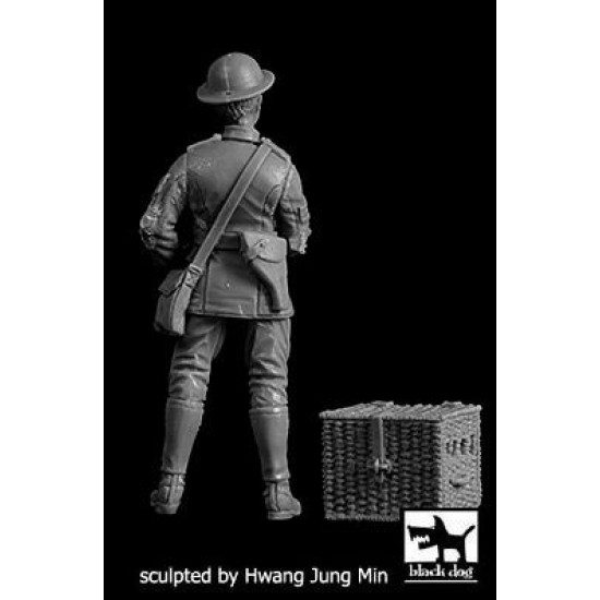 Black Dog F35247 1/35 British soldier with pigeon #1