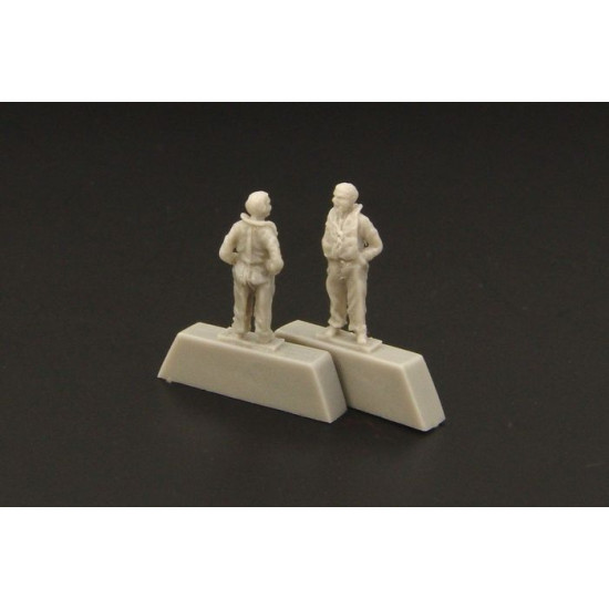 Brengun BRL144072 1/144 RAF pilot WWII resin figurine 2pcs.