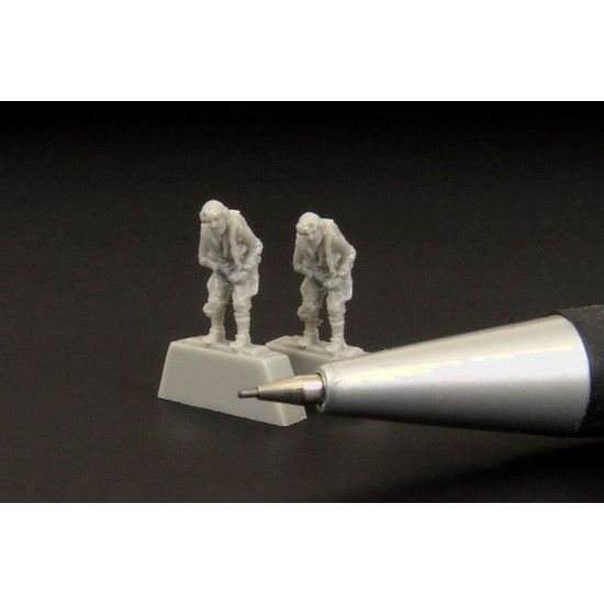 Brengun BRL144081 1/144 German pilot WWII resin figurine 2pcs