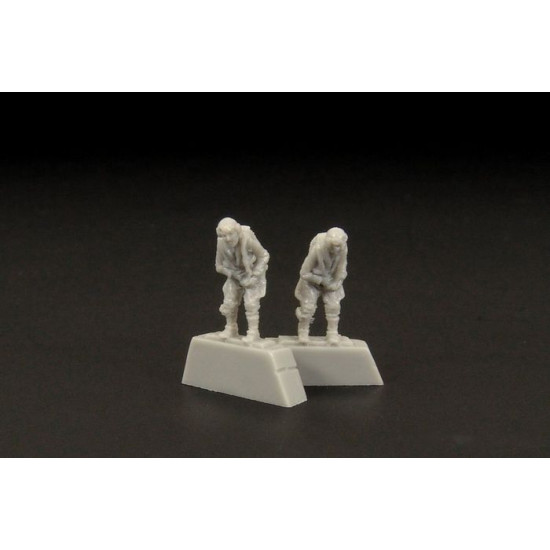 Brengun BRL144081 1/144 German pilot WWII resin figurine 2pcs