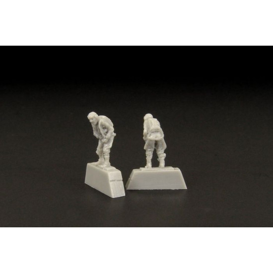 Brengun BRL144081 1/144 German pilot WWII resin figurine 2pcs