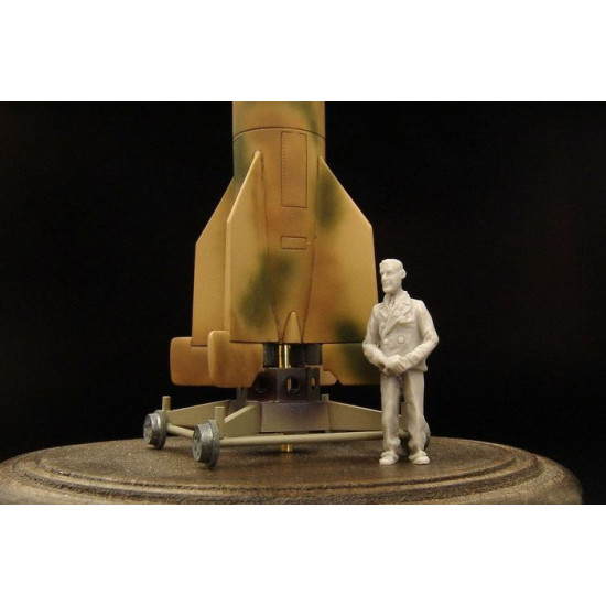 Brengun BRL72076 1/72 Wernher von Braun resin figure of german-us scientist