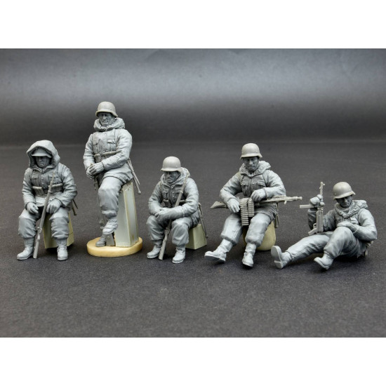 Miniart 35075 TOTENKOPF DIVISION ( KHARKOV 1943 ) 1/35 scale model kit 5 figures