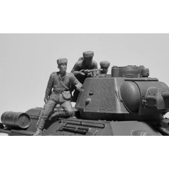 ICM 35368-1/35 T-34-76 With Soviet Medium Tank Riders WWII scale model kit