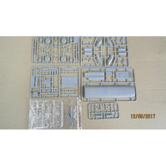 Amodel 72338 - 1/72 Building Kit Mi-6VPK Soviet Helicopter, plastic model kit