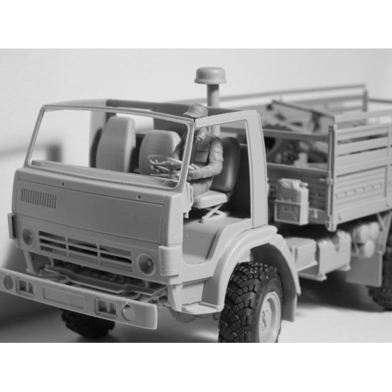 ICM 35524 - 1/35 ZiL-131 KShM with Soviet Drivers scale model kit