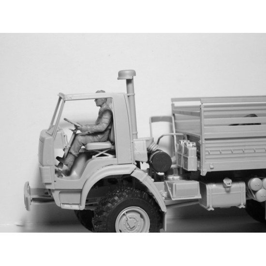 ICM 35524 - 1/35 ZiL-131 KShM with Soviet Drivers scale model kit