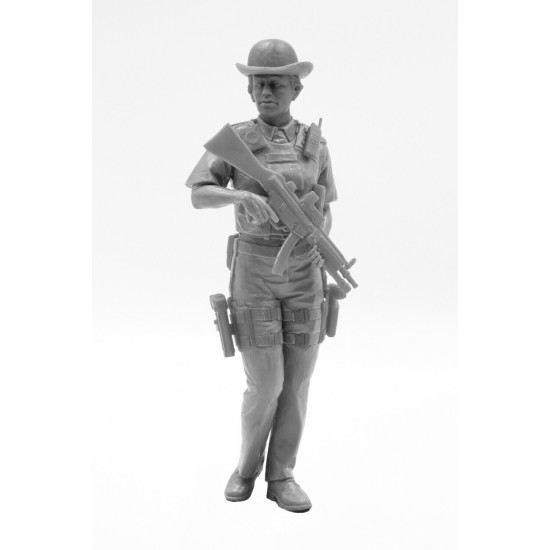 ICM 16009 - 1/16 - British Police Female Officer - plastic model kit scale