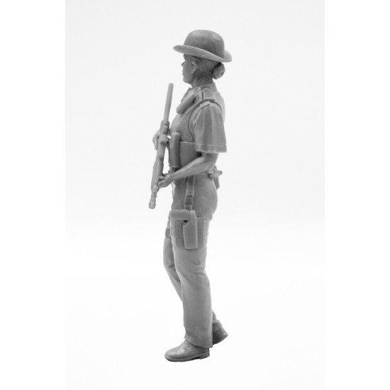 ICM 16009 - 1/16 - British Police Female Officer - plastic model kit scale