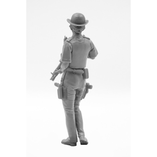 ICM 16009 - 1/16 - British Police Female Officer - plastic model kit scale