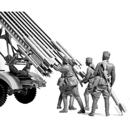 ICM 35592 - 1/35 - BM-13-16 on W.O.T. 8 chassis with Soviet Crew