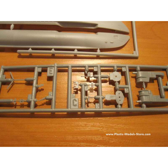 U-875 type IXD2 urm II + Fa 330 German Submarine WWII 1/400 Mirage 40043