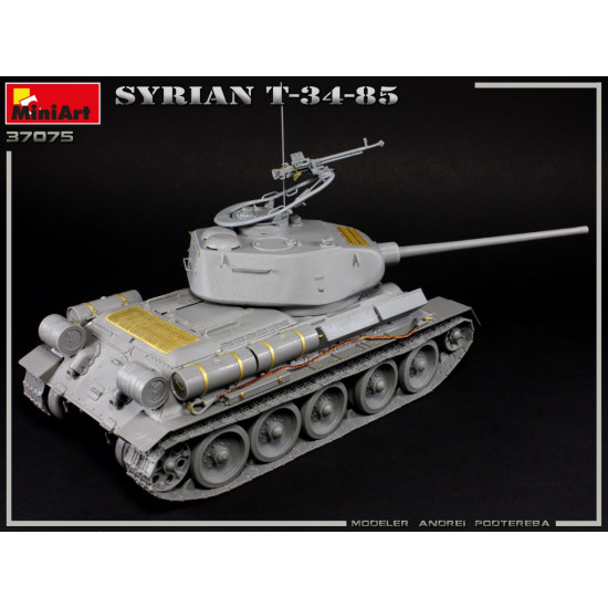Miniart 37075 - 1/35 scale SYRIAN T-34/85 plastic model kit WWII Miniatures