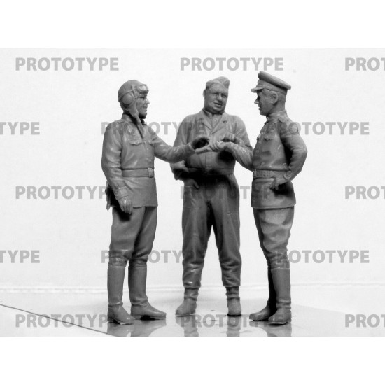 ICM 32117 1/32 Pilots of the Soviet Air Force 1943-1945 WW II scale model kit