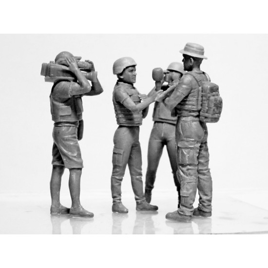 Icm 35751 1/35 Journalists In War Plastic Model Kit 4 Figures