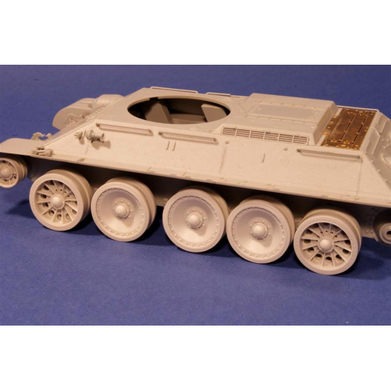 Panzer Art Re35-169 1/35 T-34 With Captured Panther Road Wheels 183 And 174 Zavod