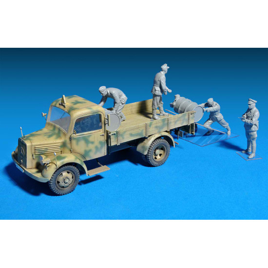 L1500A 4x4 cargo truck 1/35 Miniart 35150