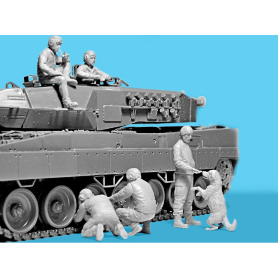 Icm 35757 1/35 Leopard 2 Crew Of The Armed Forces Of Ukraine