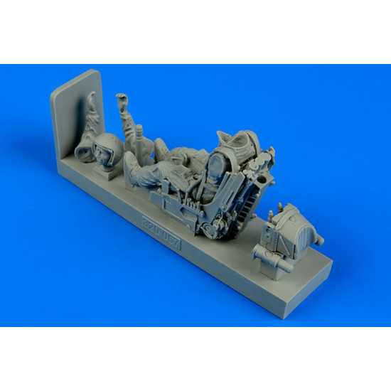 Aerobonus 320067 1/32 Soviet Fighter Pilot With Ejection Seat For Su-27 Resin Kit Aerobonus 320067 1/32 Soviet Fighter Pilot With Ejection Seat For Su-27 Resin Kit