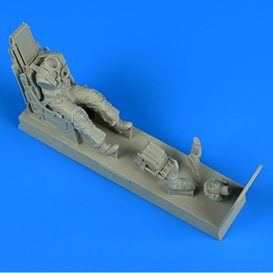 Aerobonus 320107 1/32 Us Navy Pilot With Ejection Seat For A-7e Corsair Ii Late V Fitted With Sju-8/A Ej Seat For Trumpeter Aerobonus 320107 1/32 Us Navy Pilot With Ejection Seat For A-7e Corsair Ii Late V Fitted With Sju-8/A Ej Seat For Trumpeter