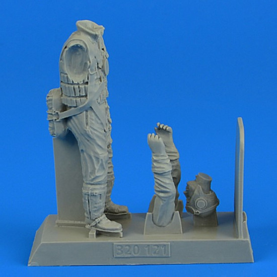 Aerobonus 320121 1/32 German Luftwaffe Pilot Wwii With Life Jacket Resin Kit Aerobonus 320121 1/32 German Luftwaffe Pilot Wwii With Life Jacket Resin Kit