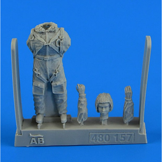 Aerobonus 480157 1/48 Soviet Woman Pilot Wwii With Parachute Aerobonus 480157 1/48 Soviet Woman Pilot Wwii With Parachute