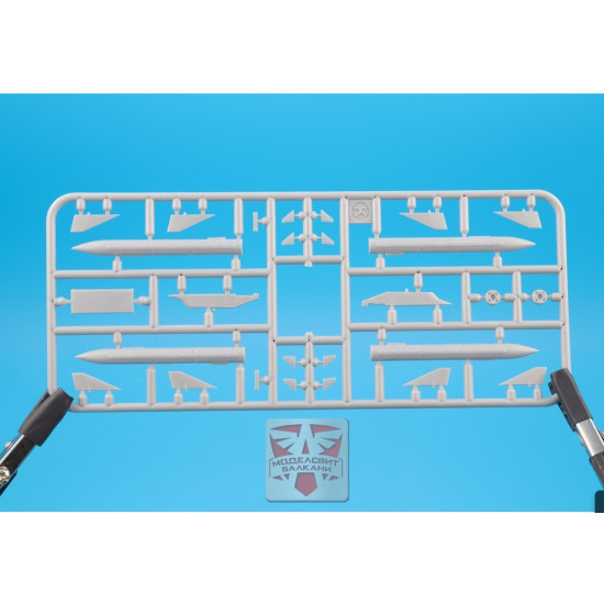 Modelsvit 72057 1/72 Mirage G8-02 Plastic Model Kit