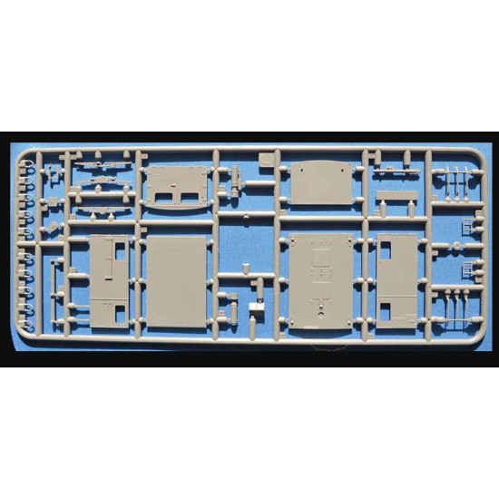 Ace 72469 1/72 Unimog S 404 Krankenwagen Plastic Model Kit