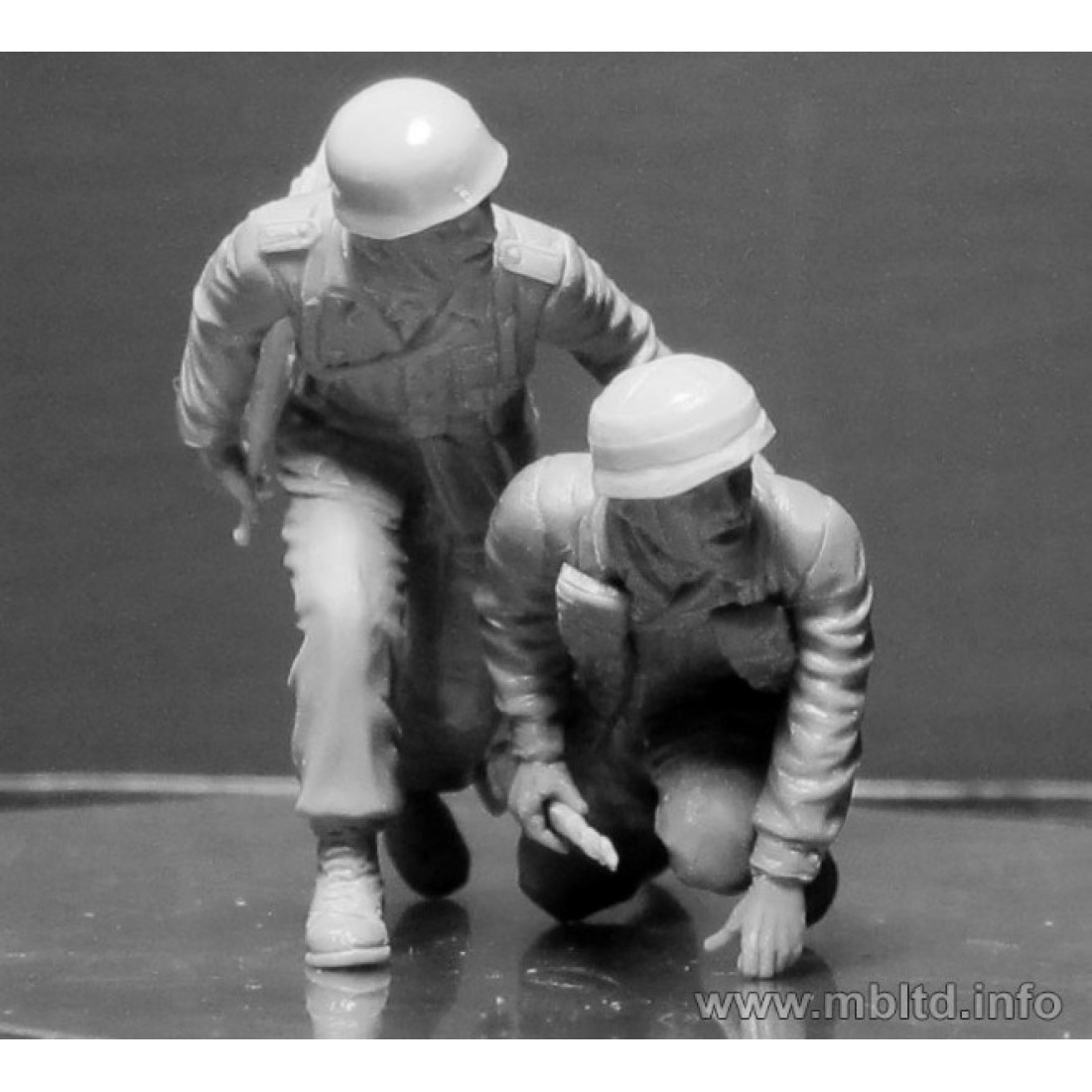 Masterbox 1:35 Scale German Paratroopers WWII Model Kit - Set Of 4 Figures, Grey Plastic