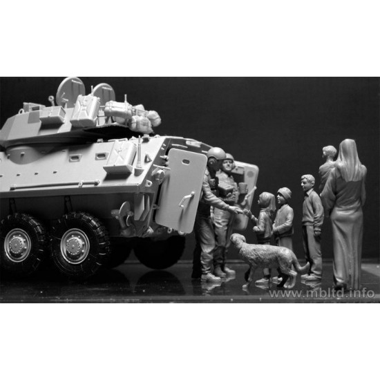 Here is Snickers, help yourself, please! US soldiers with children 8 fig Master Box 35159