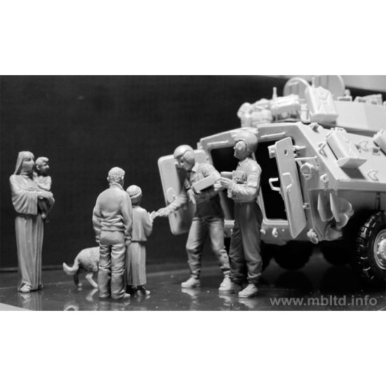 Here is Snickers, help yourself, please! US soldiers with children 8 fig Master Box 35159