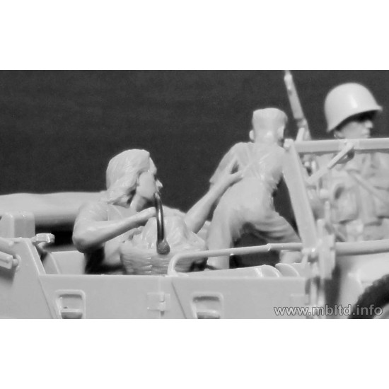 Hitching a ride, US Paratroopers and Civilians WITHOUT CAR 1/35 Master Box 35161