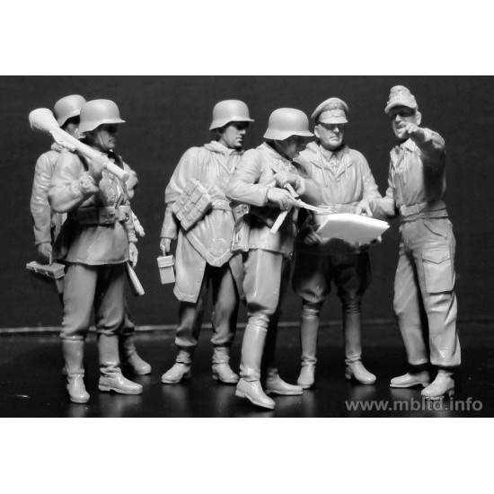 Lets Stop Them Here! German Military Men, 1945 Master Box 35162