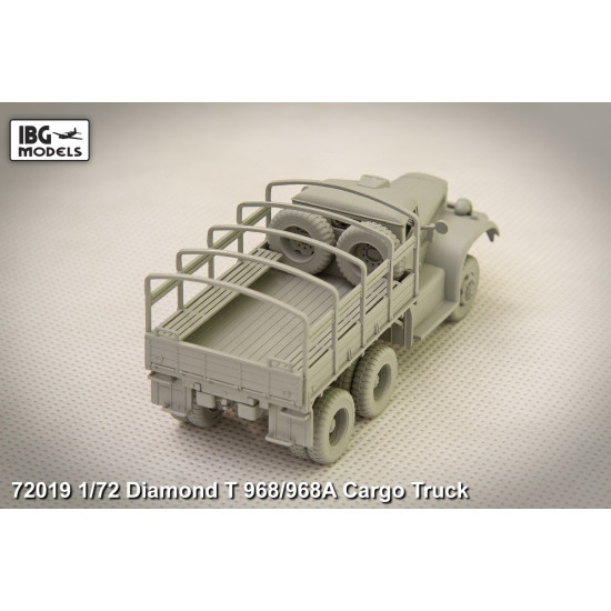 DIAMOND T 968 Cargo Truck 1/72 IBG Models 72019
