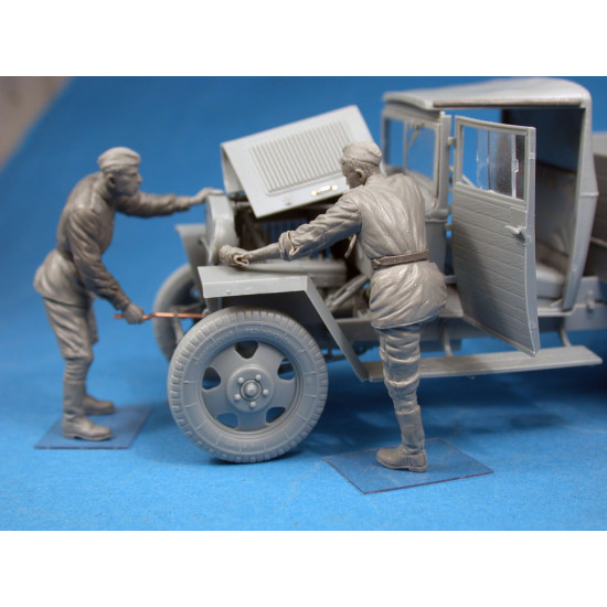 RED ARMY DRIVERS 5 figures 1/35 Miniart 35144