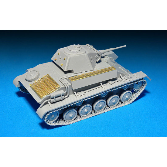 T-70M SOVIET LIGHT TANK w/CREW. SPECIAL EDITION 1/35 MINIART 35194