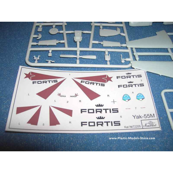 Yak-55M Fortis Soviet aerobatic aircraft 1/72 Amodel 72205