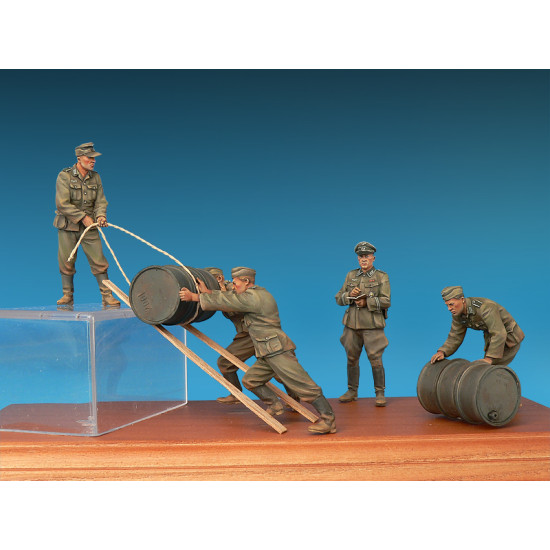 GERMAN SOLDIERS w/FUEL DRUMS. SPECIAL EDITION - PLASTIC MODEL KIT SCALE 1/35 MINIART 35256