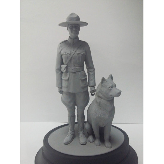 RCMP FEMALE OFFICER WITH DOG PLASTIC MODEL FIGURE KIT IN SCALE 1/16 ICM 16008