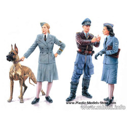 Women at War Germany Luftwaffe Helferinnen 4 fig with dog 1/35 Master Box 3557